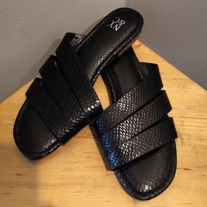 NY&C SZ 7 slip-on black snakeskin print open toe 1/2" non-slip flat sandals